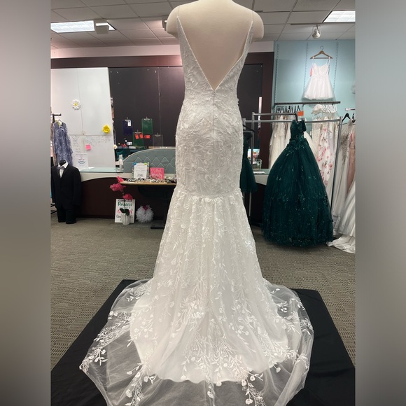 Dave and Johnny Fitted Lace Gown - Picture 2 of 7